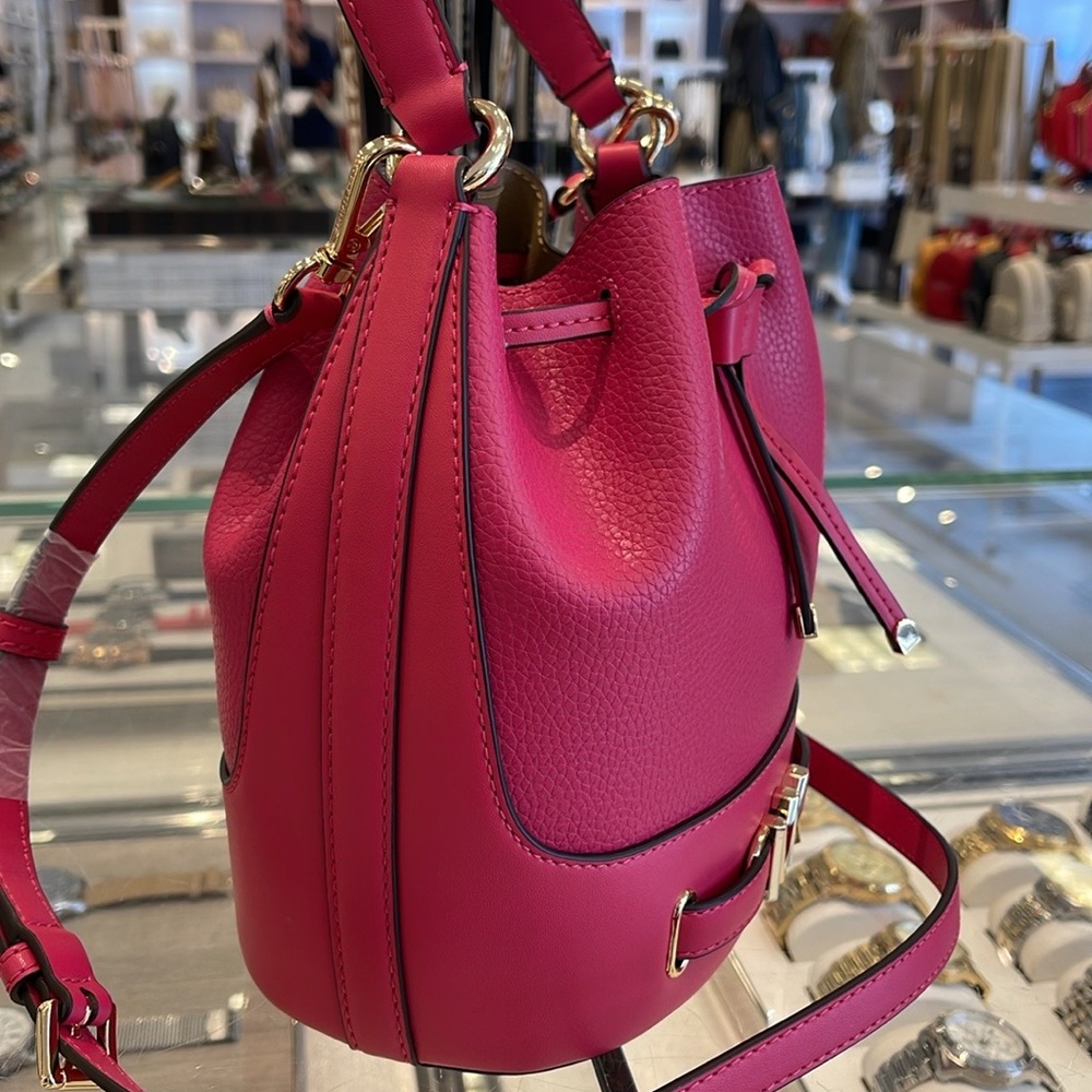 MICHAEL KORS
Reed Medium Pebbled Leather Bucket Bag Satchel
Electric Pink
NWT - Picture 13 of 16